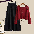 レッドセーター+ブラックスカート