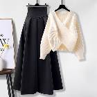 アイボリーセーター+ブラックスカート