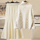 ホワイトセーター+アプリコットスカート
