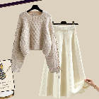 アプリコットセーター+ホワイトスカート