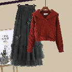 レッドセーター+ブラックスカート